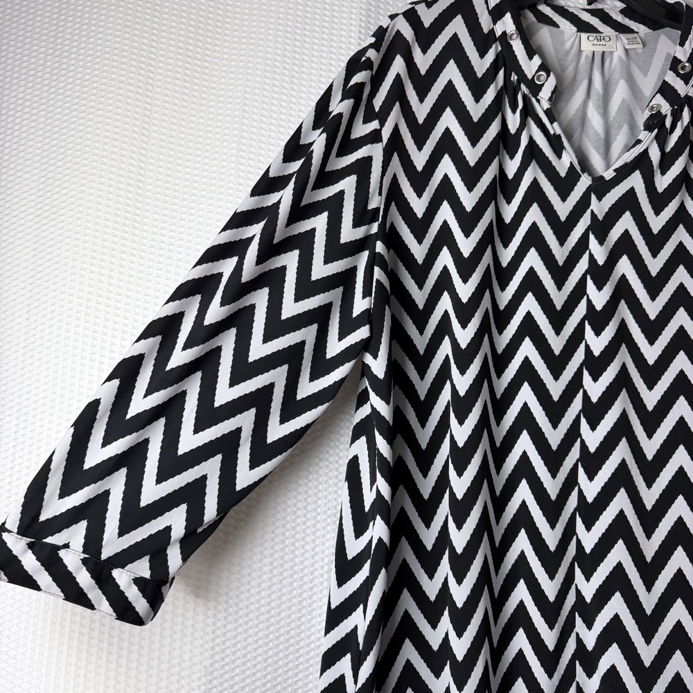 Cato Blouse Women 22/24W Black White Chevron Grommet V-Neck Tunic Long Sleeve - Picture 3 of 12